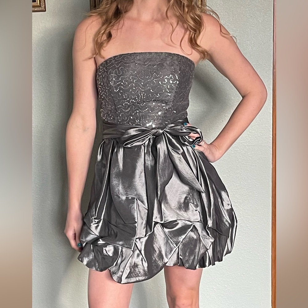 ⭐️HPx2⭐️Strapless Silver Jessica McClintock Dress With Sequins+ Ruffled Skirt